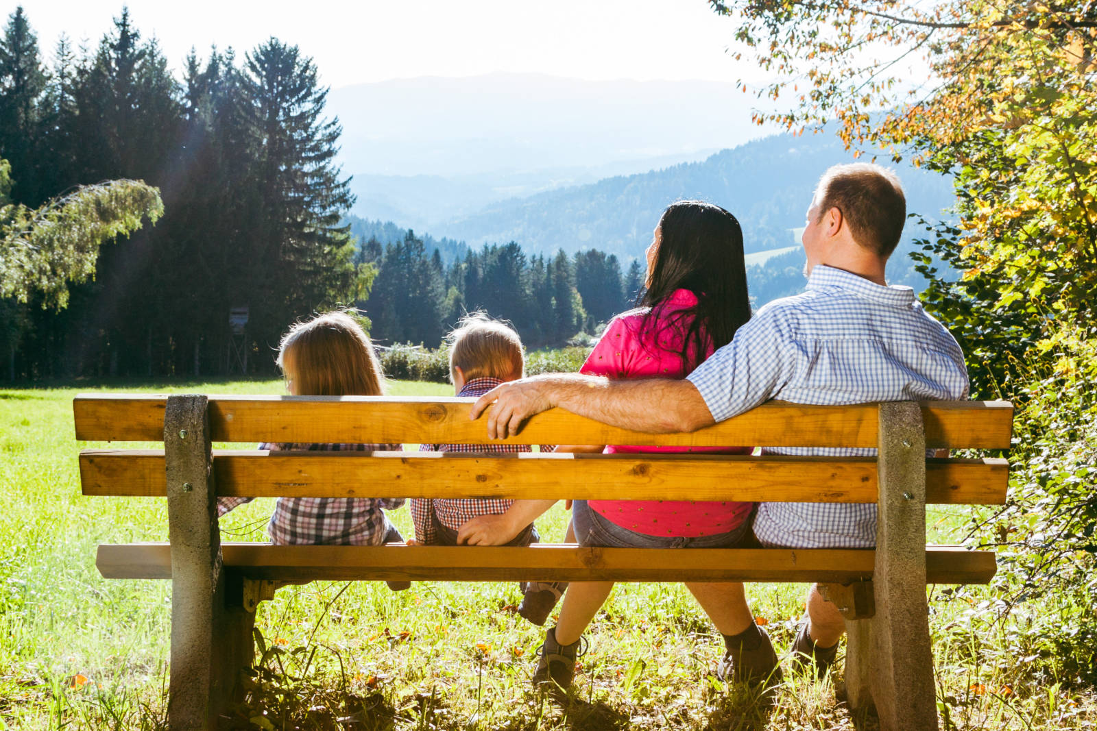 familie auf der parkbank